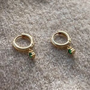 GOLD OAK AND FORT EARRINGS WITH EMERALD GREEN JEM